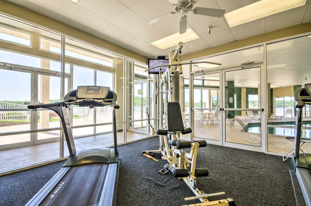 Lakefront Osage Beach Condo: Balcony & Pool Access