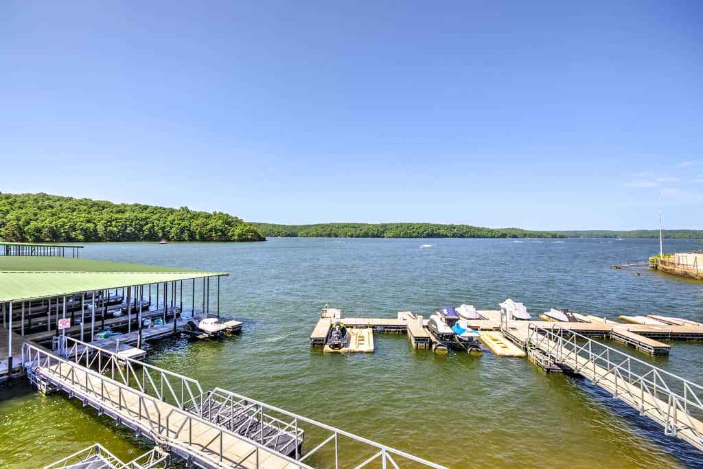 Lakefront Osage Beach Condo: Balcony & Pool Access