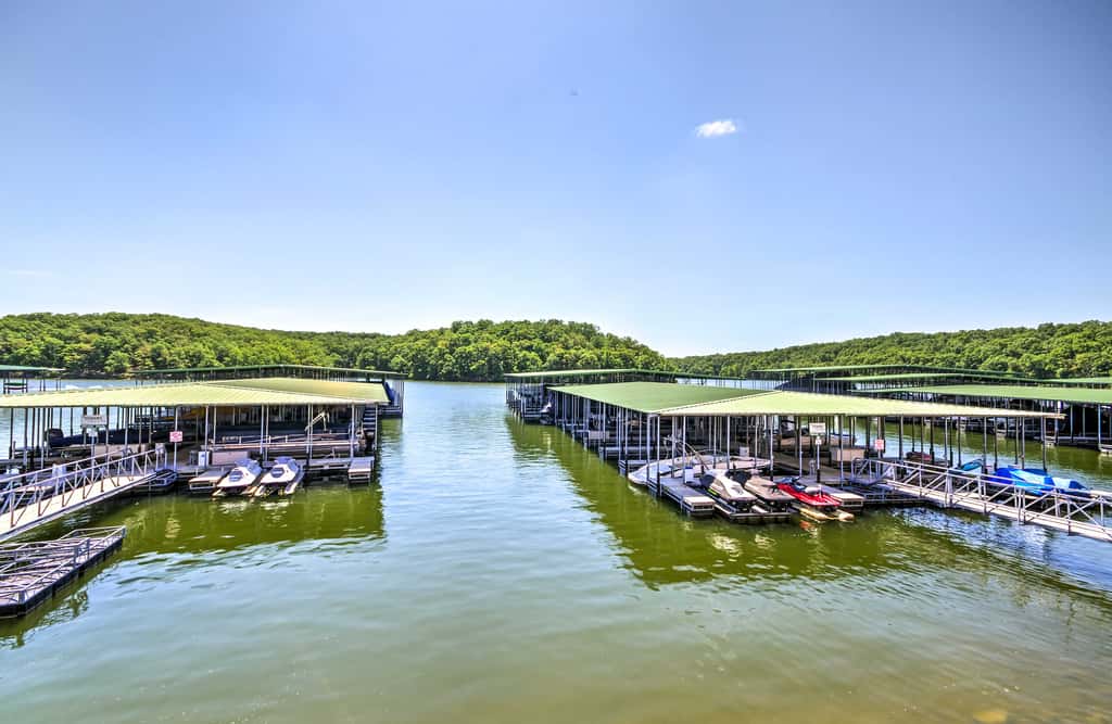 Lakefront Osage Beach Condo: Balcony & Pool Access