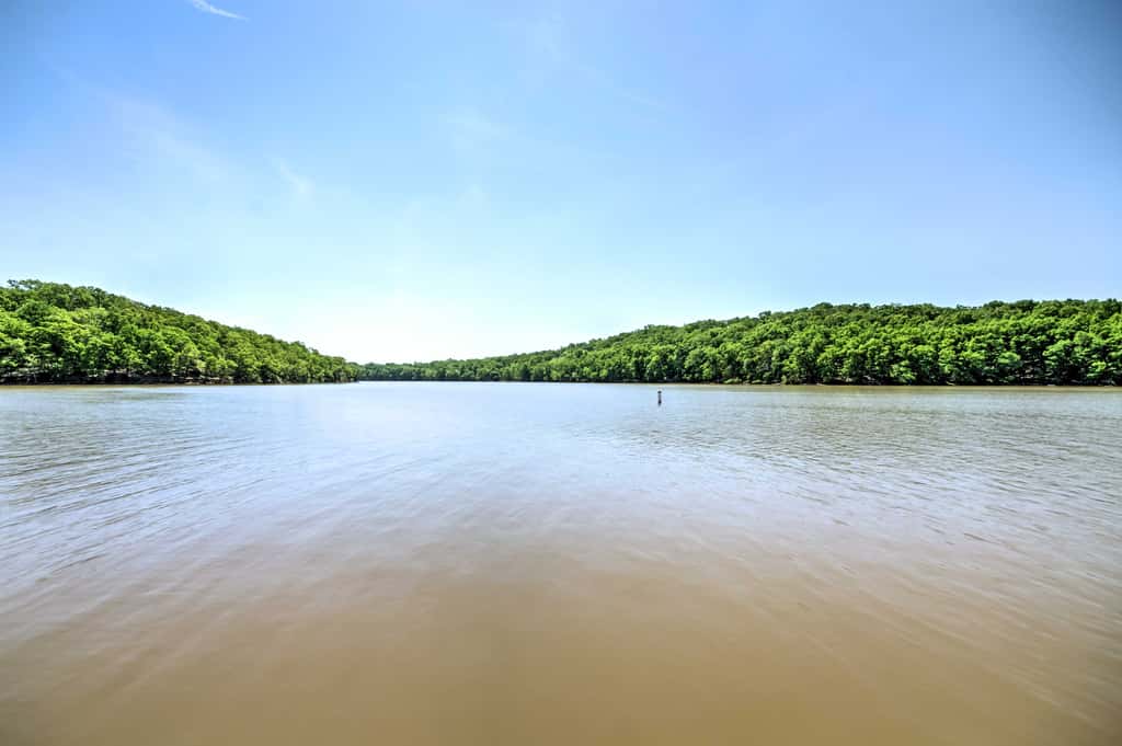 Lakefront Osage Beach Condo: Balcony & Pool Access