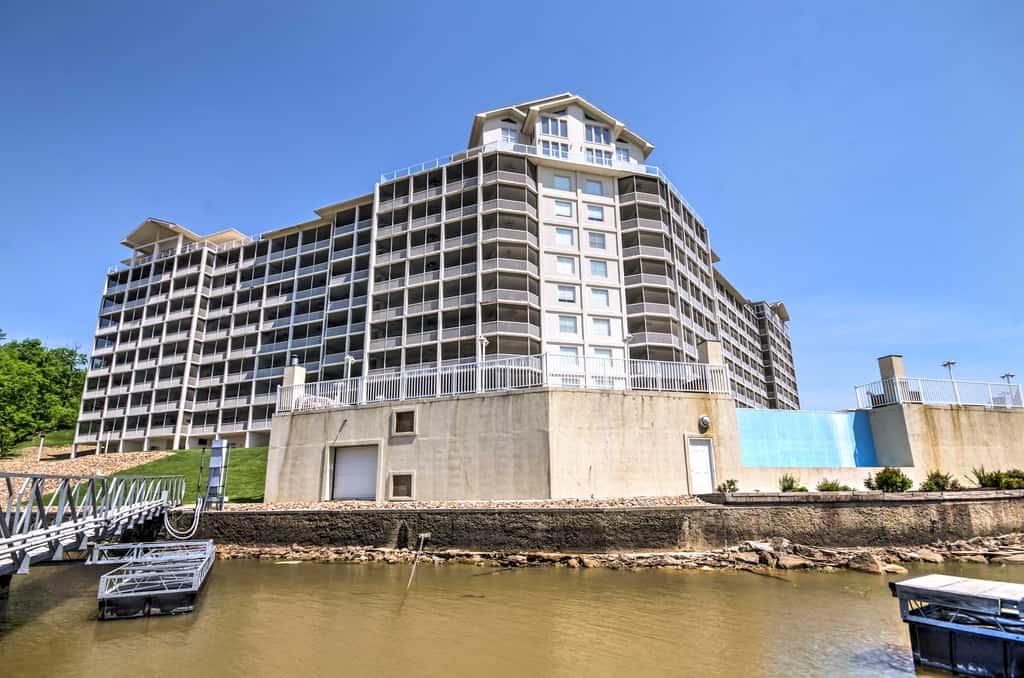 Lakefront Osage Beach Condo: Balcony & Pool Access