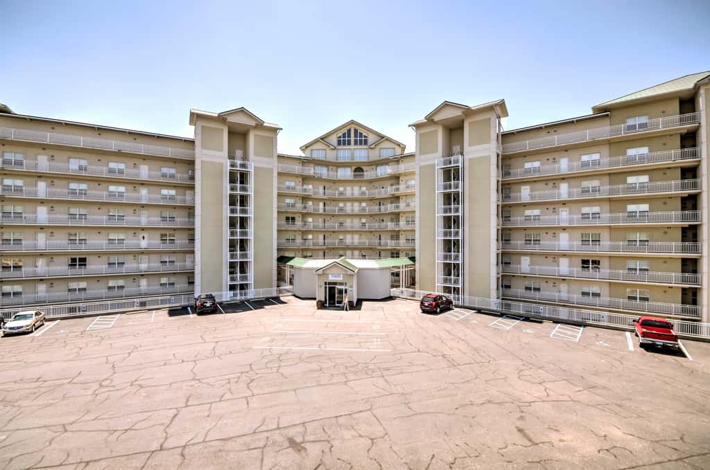 Lakefront Osage Beach Condo: Balcony & Pool Access
