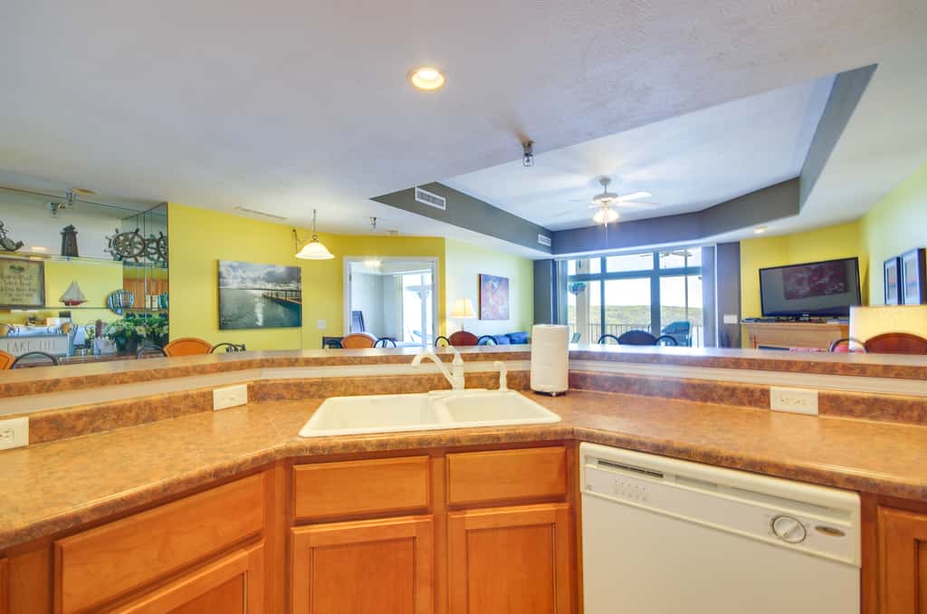 Lakefront Osage Beach Condo: Balcony & Pool Access