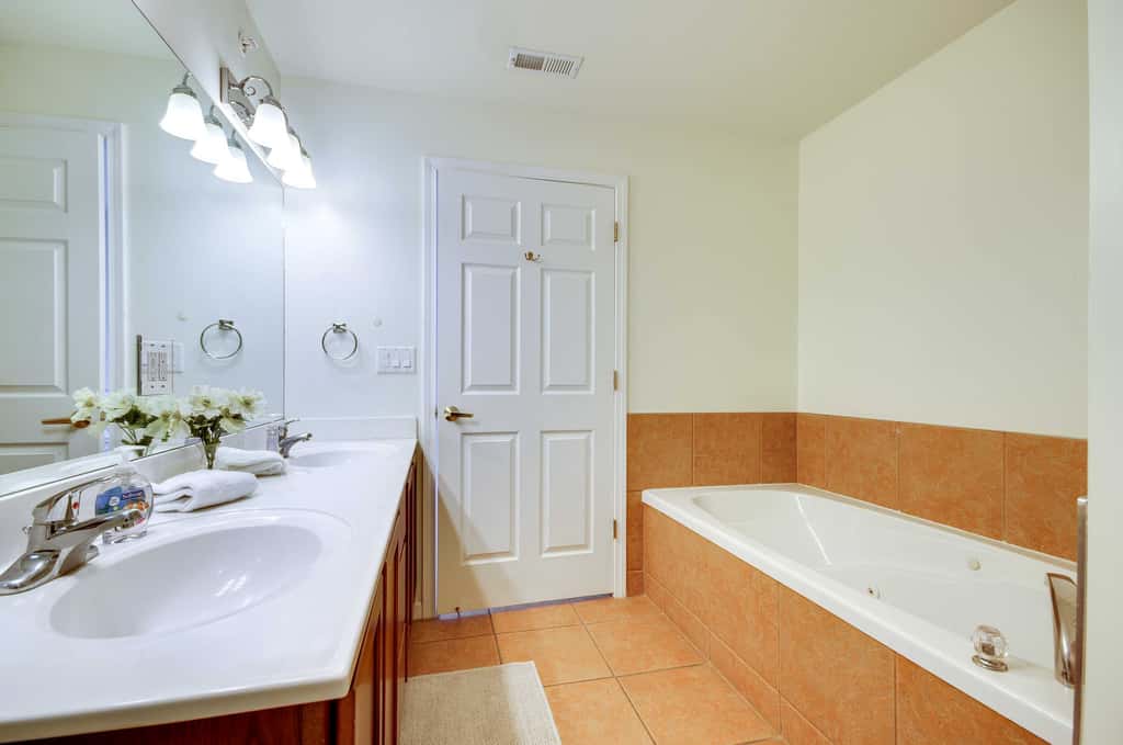 Lakefront Osage Beach Condo: Dock Your Boat Here!