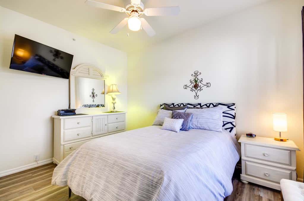 Lakefront Osage Beach Condo: Dock Your Boat Here!