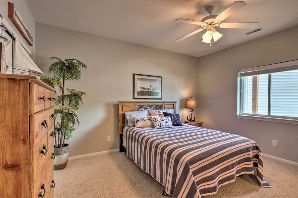 Balcony & Seasonal Pool: Lakefront Ozark Condo