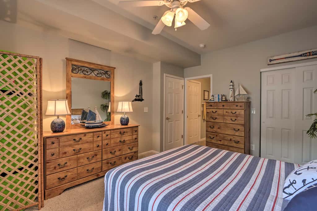 Balcony & Seasonal Pool: Lakefront Ozark Condo