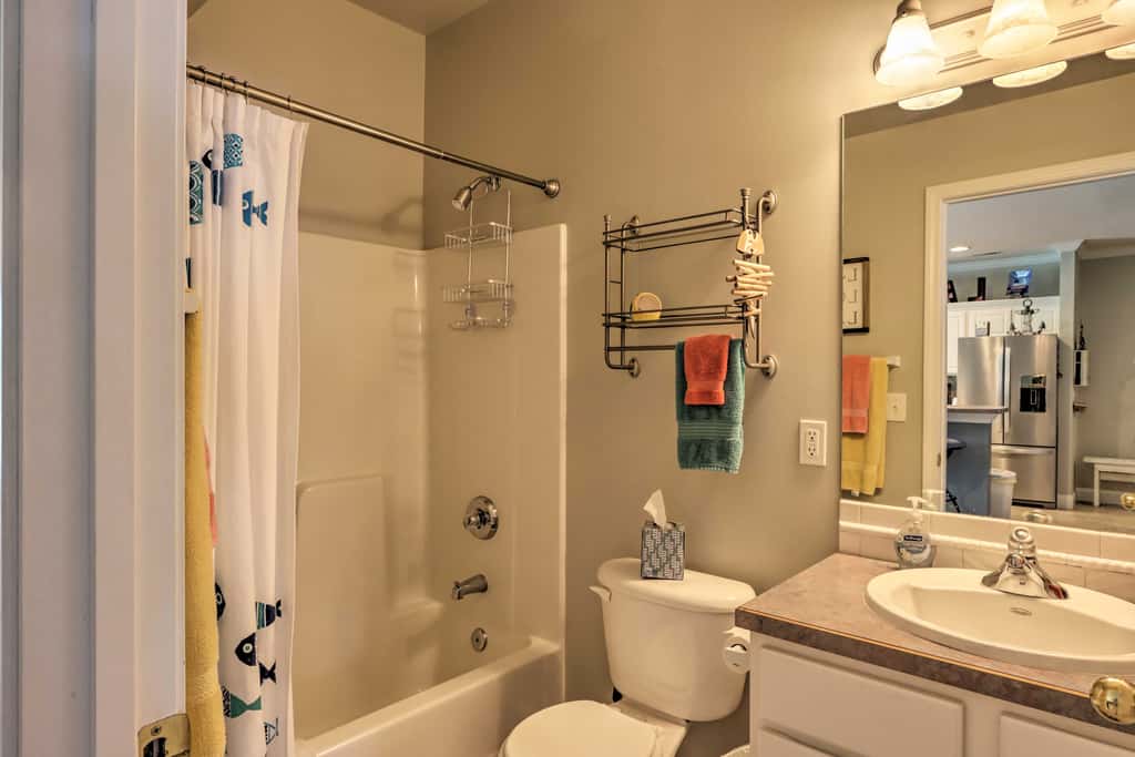 Balcony & Seasonal Pool: Lakefront Ozark Condo