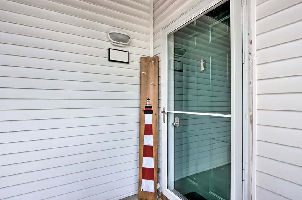 Balcony & Seasonal Pool: Lakefront Ozark Condo