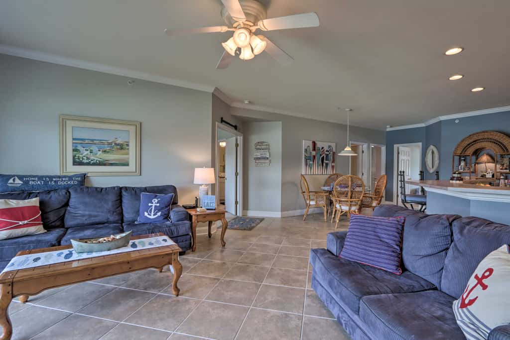 Balcony & Seasonal Pool: Lakefront Ozark Condo