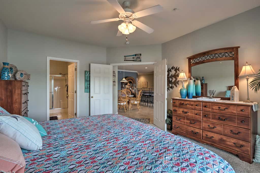 Balcony & Seasonal Pool: Lakefront Ozark Condo