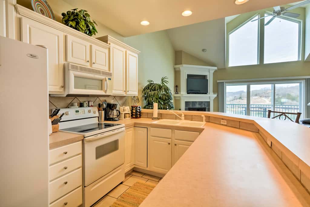 2 Pools! Group-Friendly Unit on Lake of the Ozarks