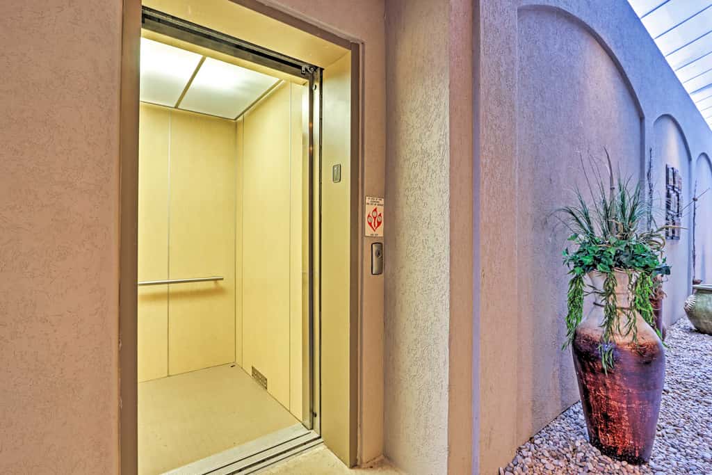 Furnished Porch, Resort Pools! Lands End Condo
