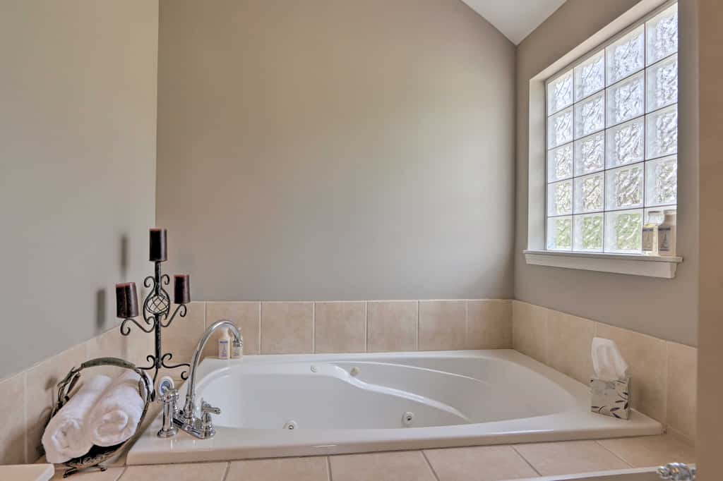 < 1 Mi to Marina: Family-Friendly Osage Beach Home