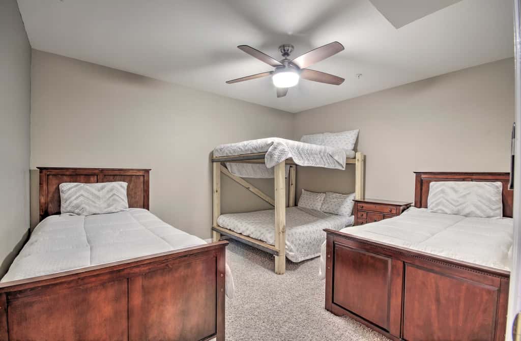 Lake-View Patio, Pool Table! Camdenton Family Unit
