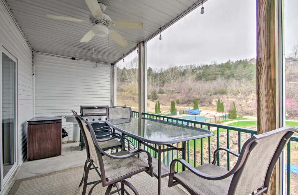 Lake-View Patio, Pool Table! Camdenton Family Unit