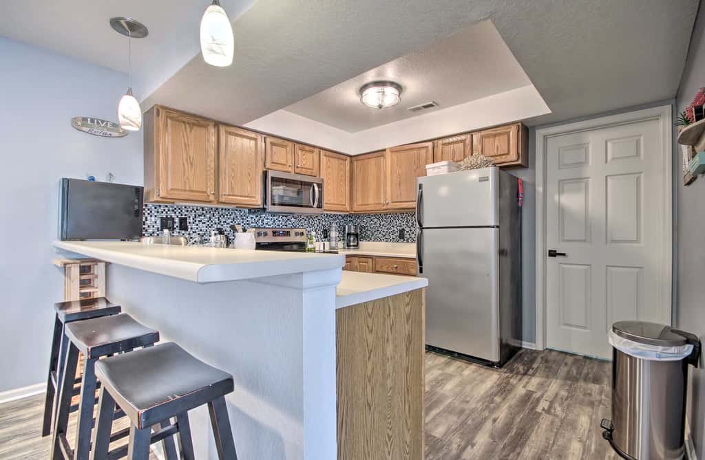 Lake-View Patio, Pool Access! Regatta Bay Condo