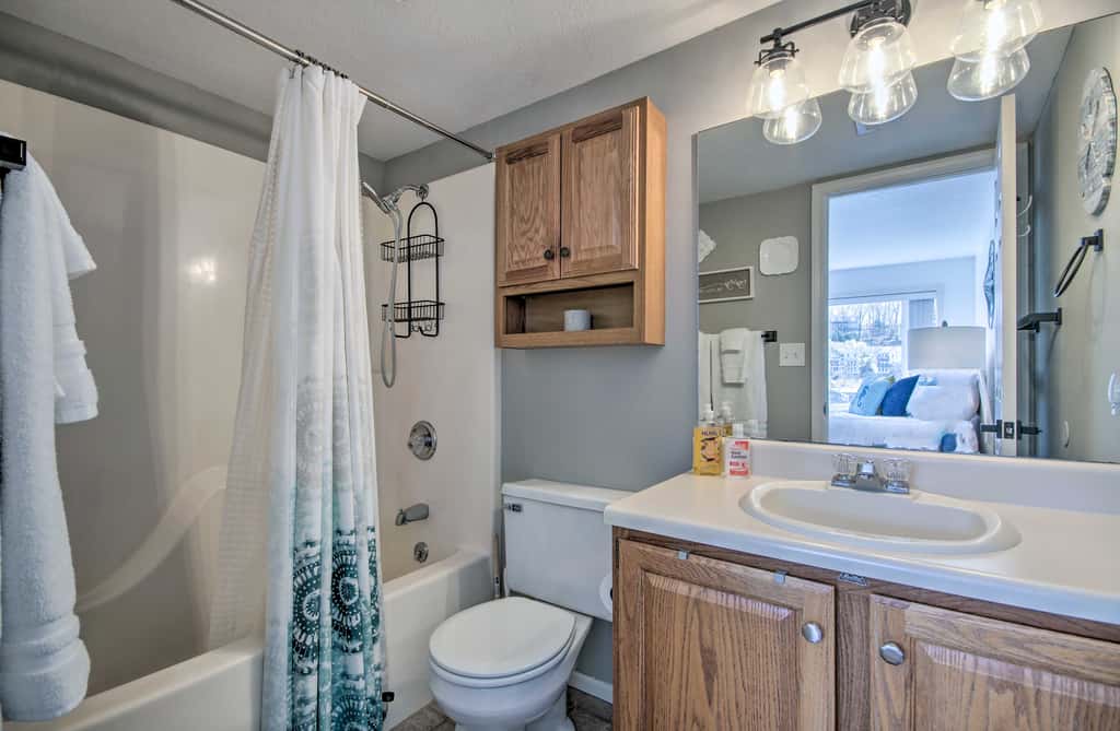 Lake-View Patio, Pool Access! Regatta Bay Condo