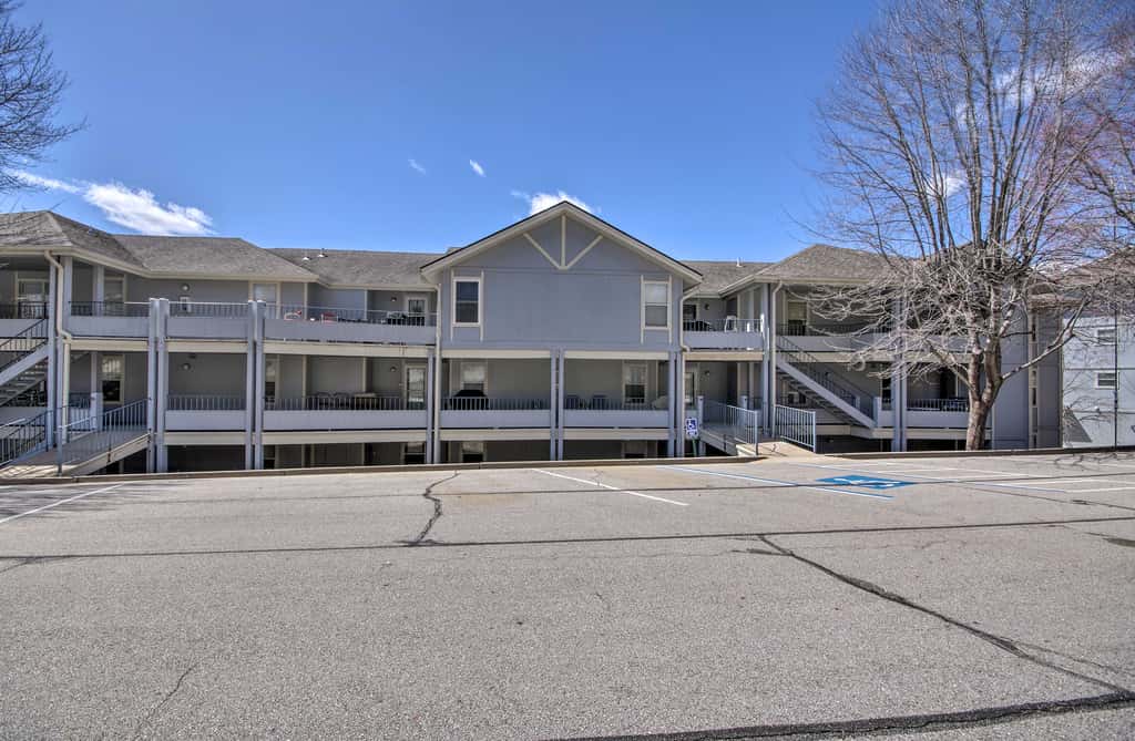 Lake-View Patio, Pool Access! Regatta Bay Condo