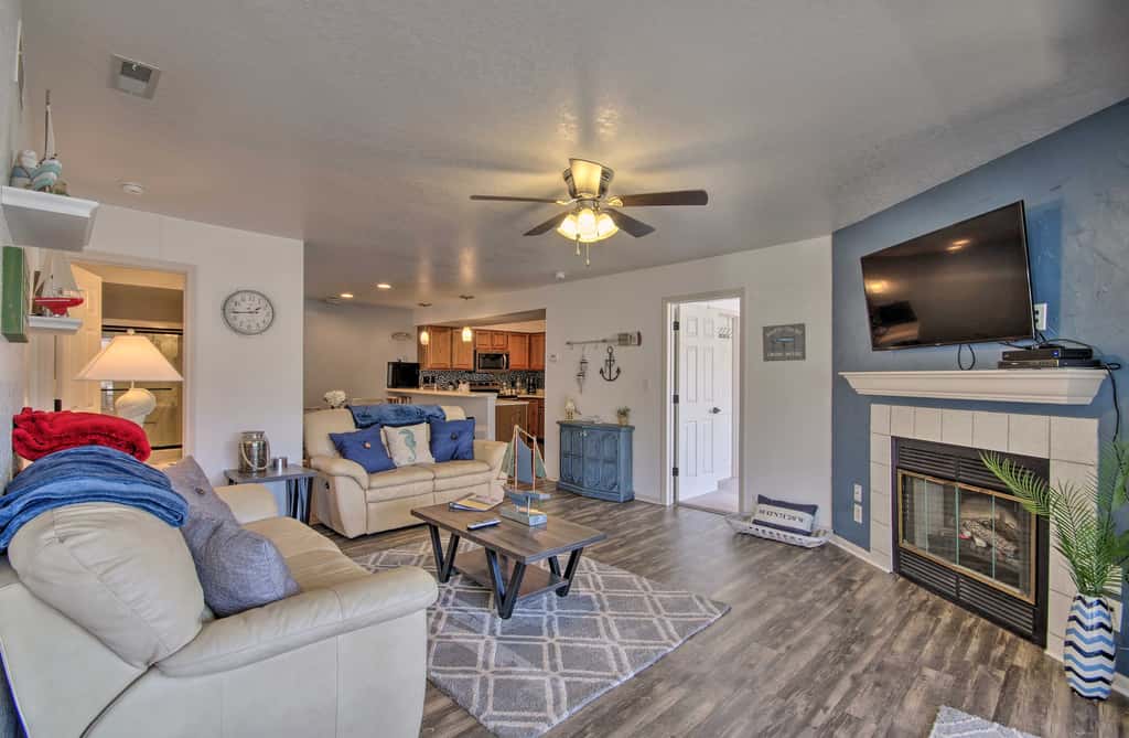 Lake-View Patio, Pool Access! Regatta Bay Condo