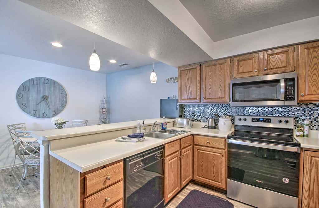 Lake-View Patio, Pool Access! Regatta Bay Condo