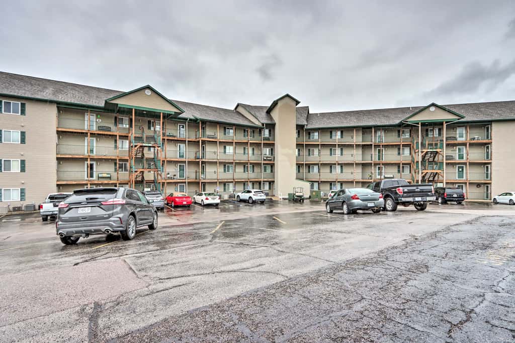 Poolside Fun! Lake-View Camdenton Condo