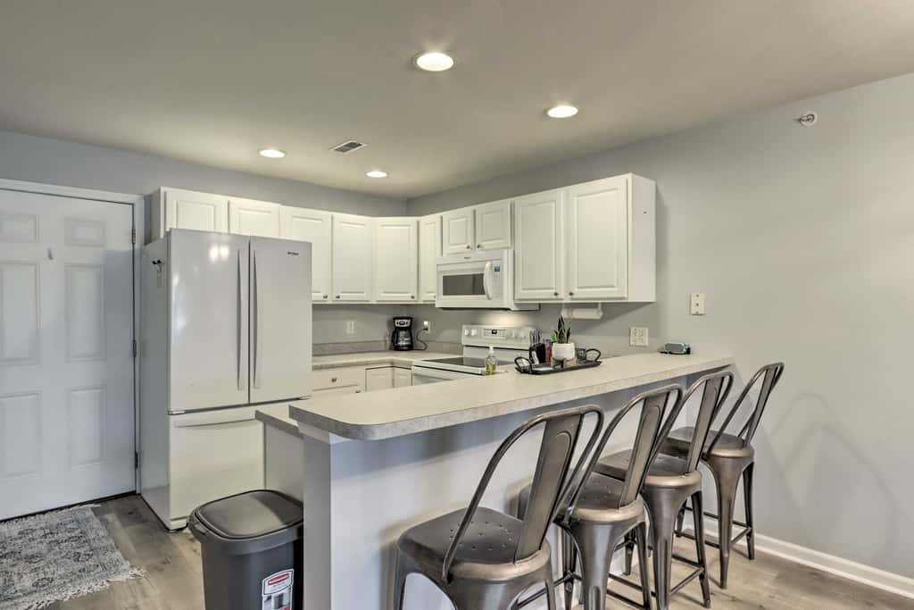 Poolside Fun! Lake-View Camdenton Condo