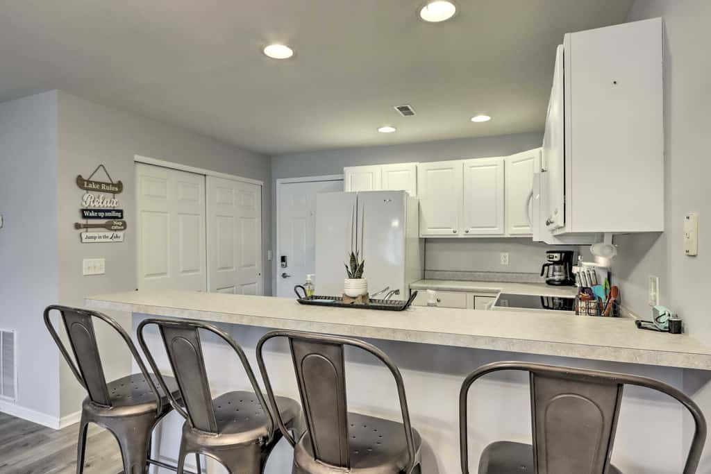 Poolside Fun! Lake-View Camdenton Condo
