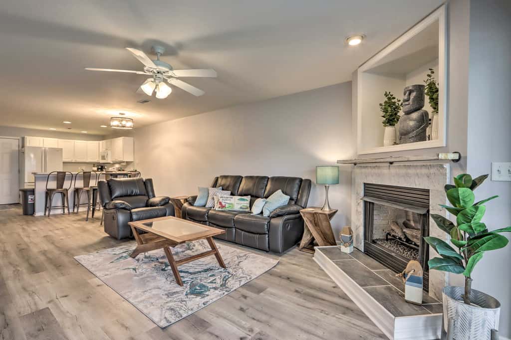 Poolside Fun! Lake-View Camdenton Condo