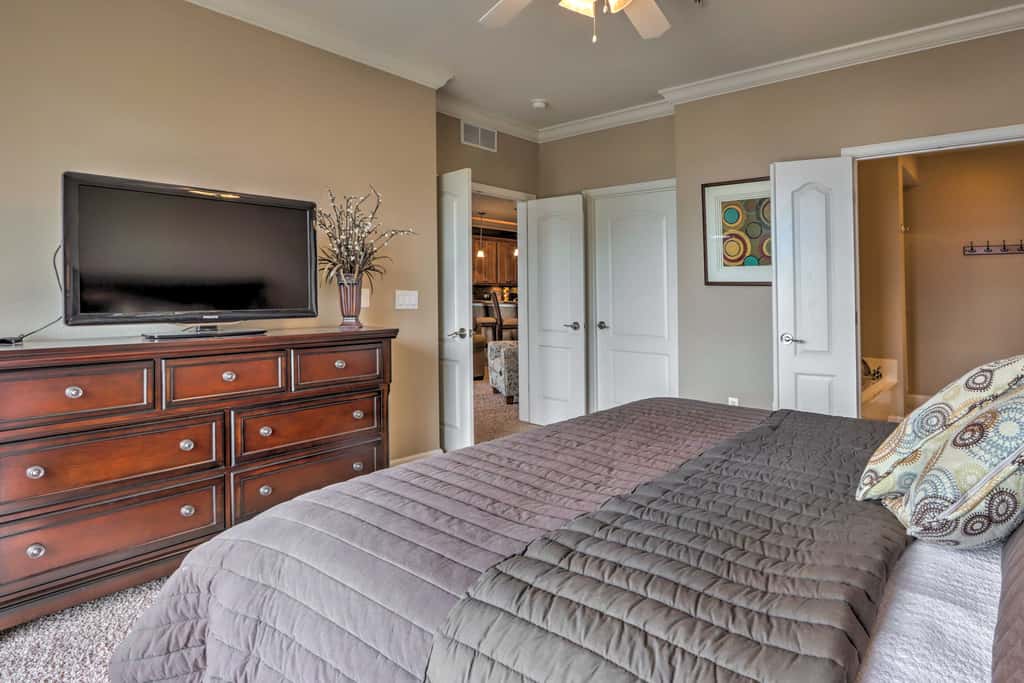 Lakefront Patio, Pool Access! Lands End Condo
