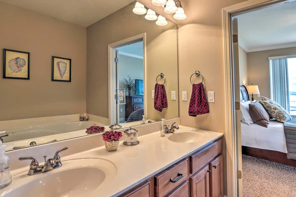Lakefront Patio, Pool Access! Lands End Condo