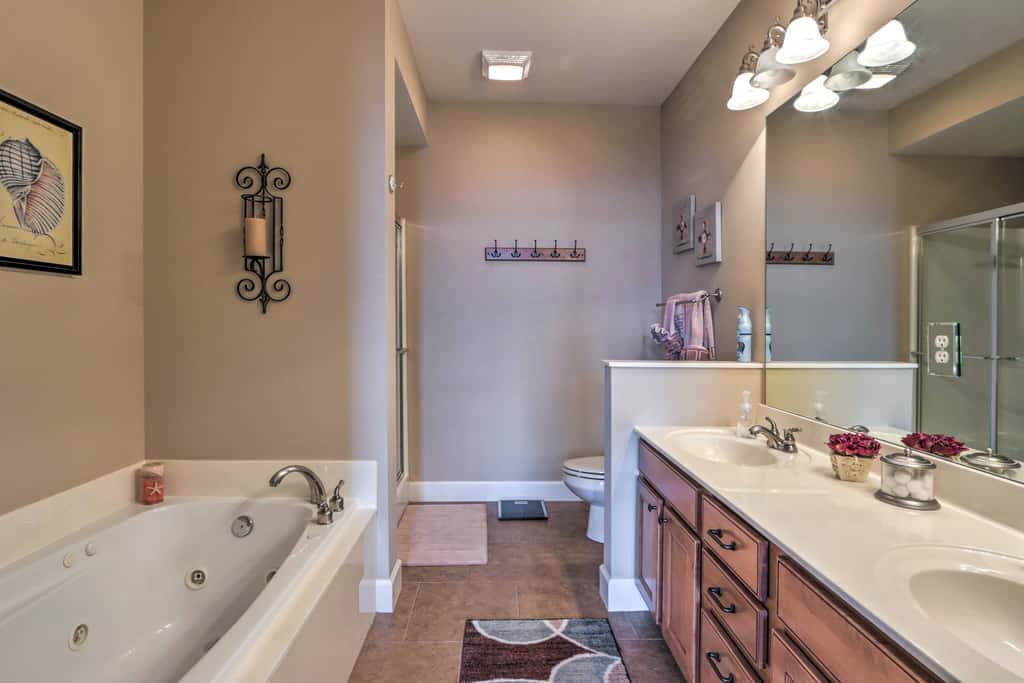 Lakefront Patio, Pool Access! Lands End Condo