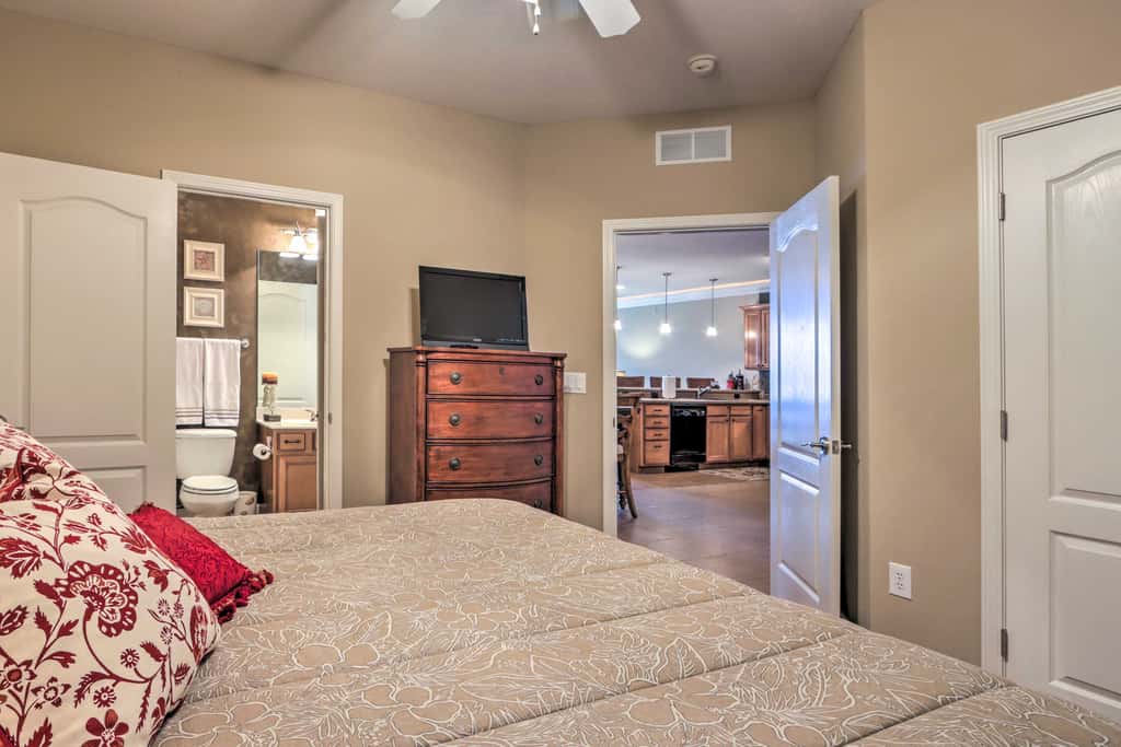 Lakefront Patio, Pool Access! Lands End Condo