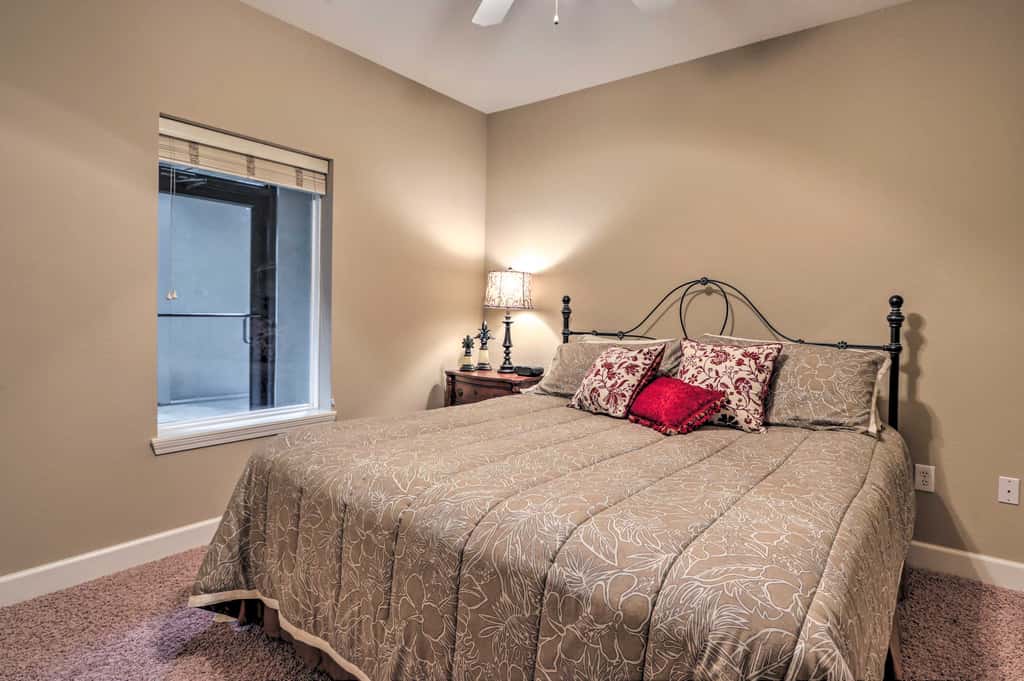 Lakefront Patio, Pool Access! Lands End Condo