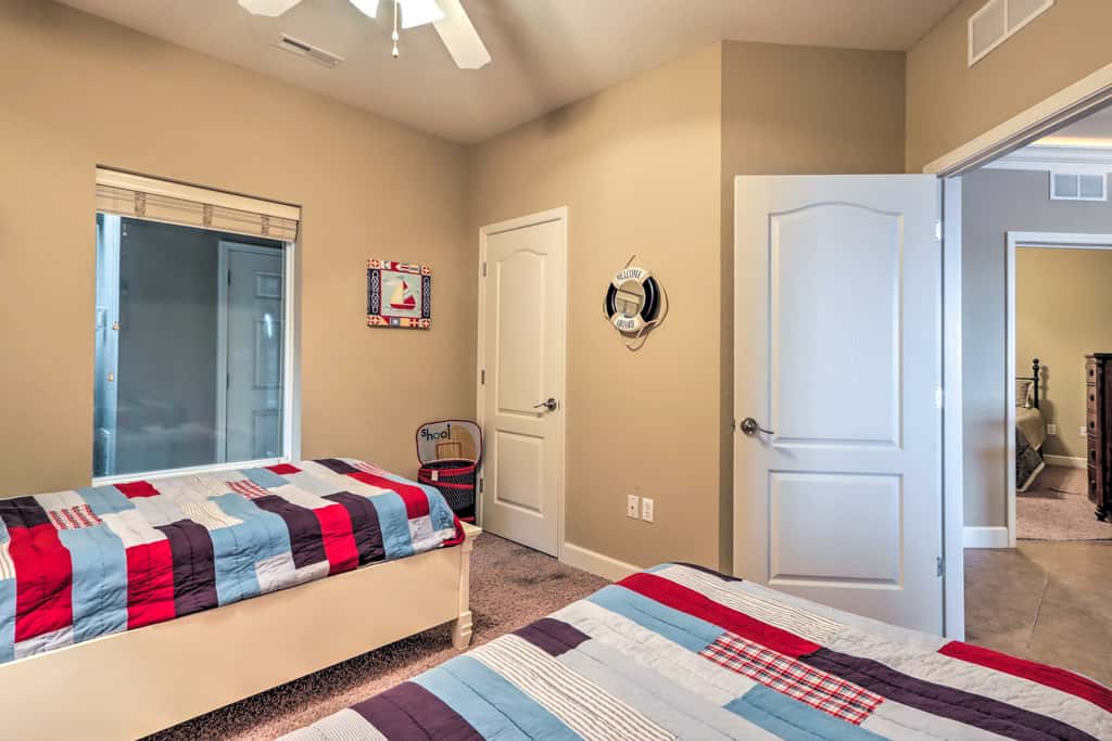 Lakefront Patio, Pool Access! Lands End Condo