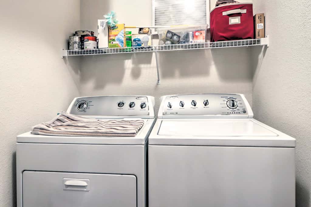 Lakefront Patio, Pool Access! Lands End Condo