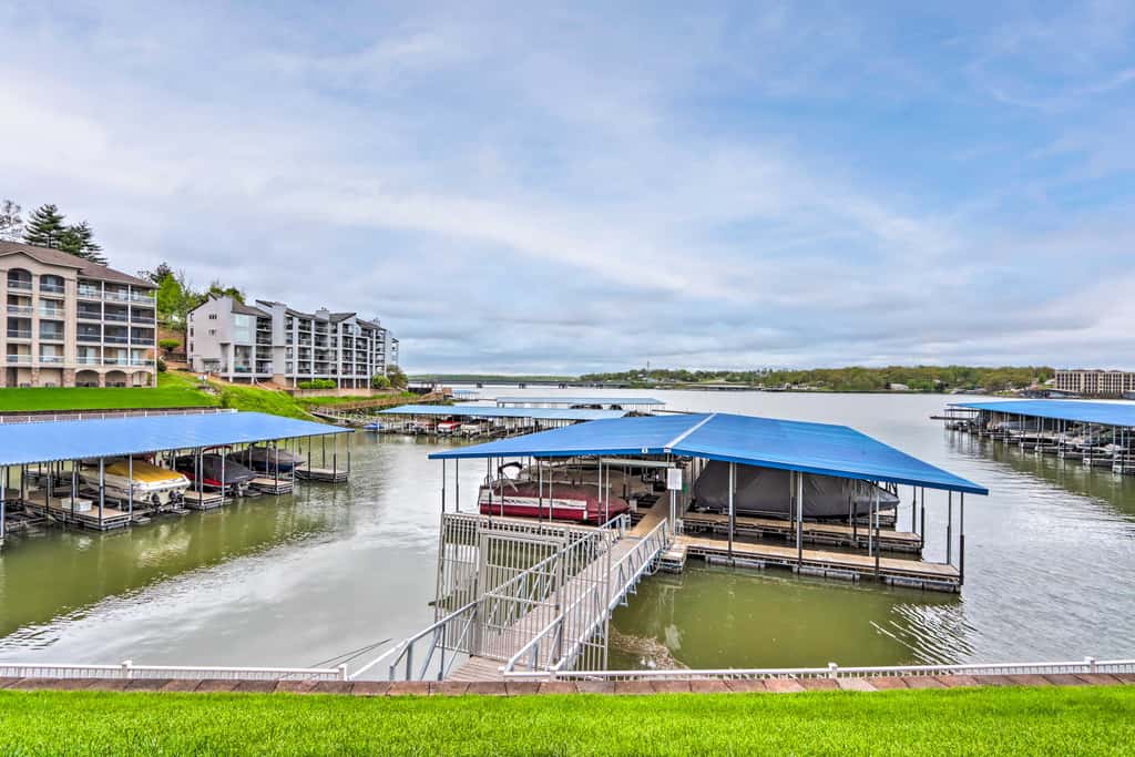 Lakefront Patio, Pool Access! Lands End Condo