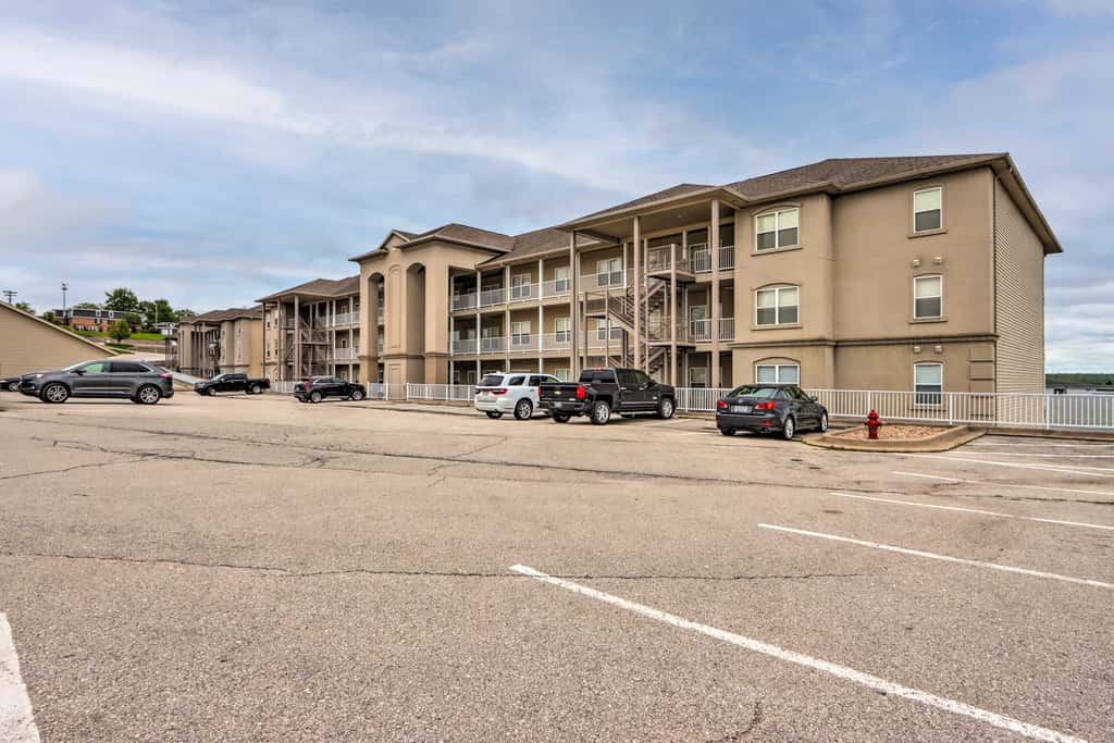Lakefront Patio, Pool Access! Lands End Condo