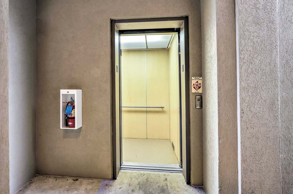 Lakefront Patio, Pool Access! Lands End Condo