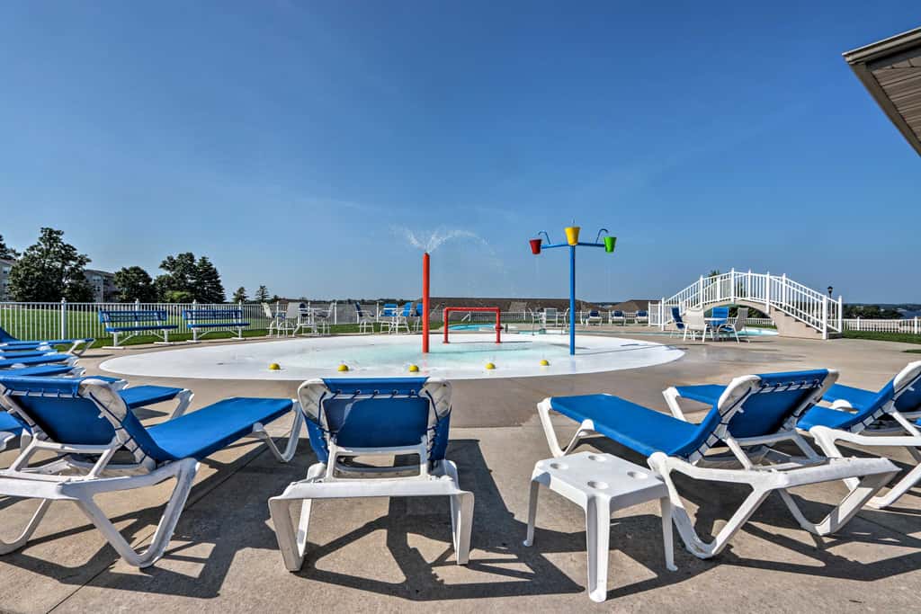 Lakefront Patio, Pool Access! Lands End Condo