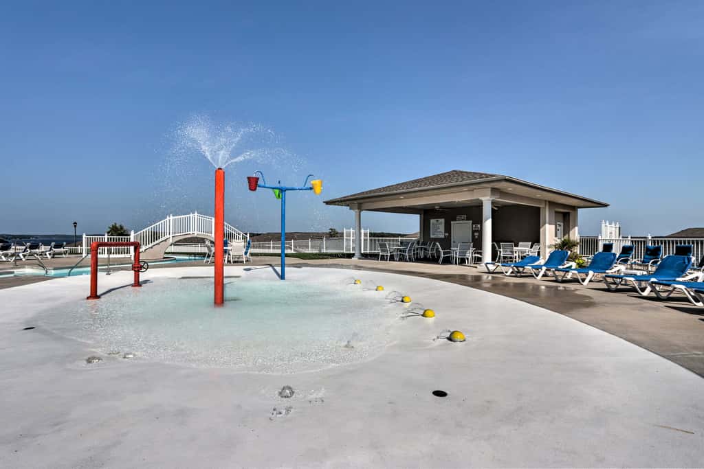 Lakefront Patio, Pool Access! Lands End Condo