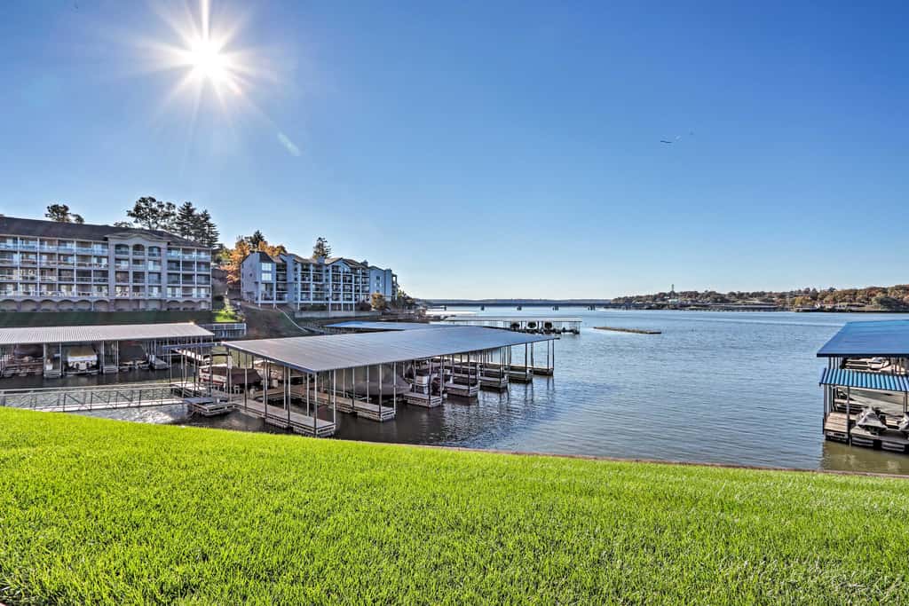 Lakefront Patio, Pool Access! Lands End Condo
