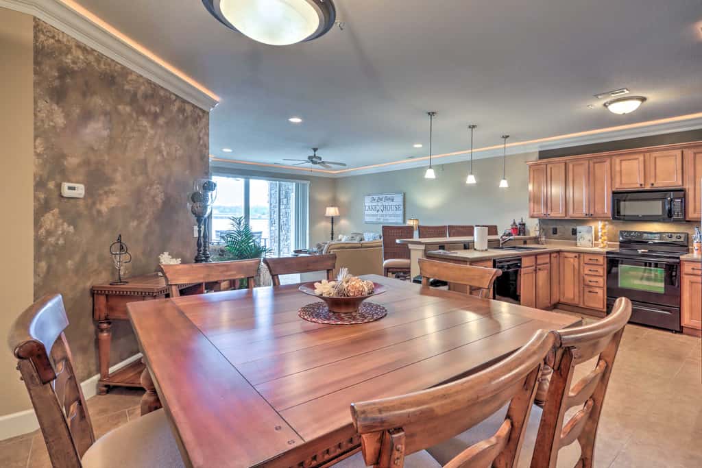 Lakefront Patio, Pool Access! Lands End Condo