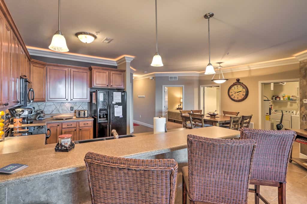 Lakefront Patio, Pool Access! Lands End Condo