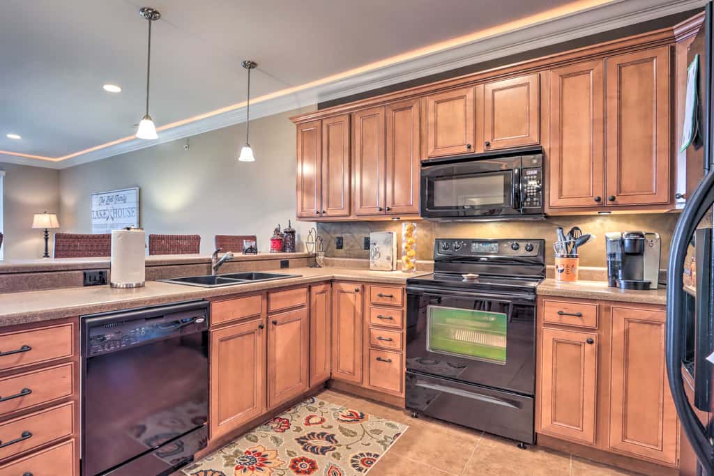 Lakefront Patio, Pool Access! Lands End Condo