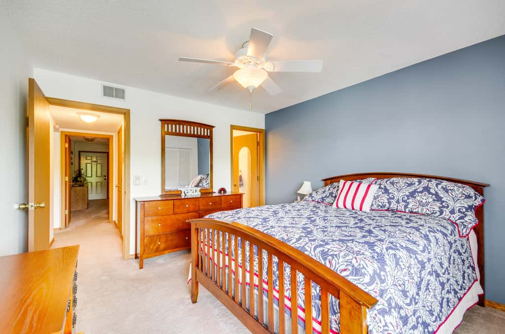 Cozy Lake Ozark Condo Rental w/ Grill, Pool Access