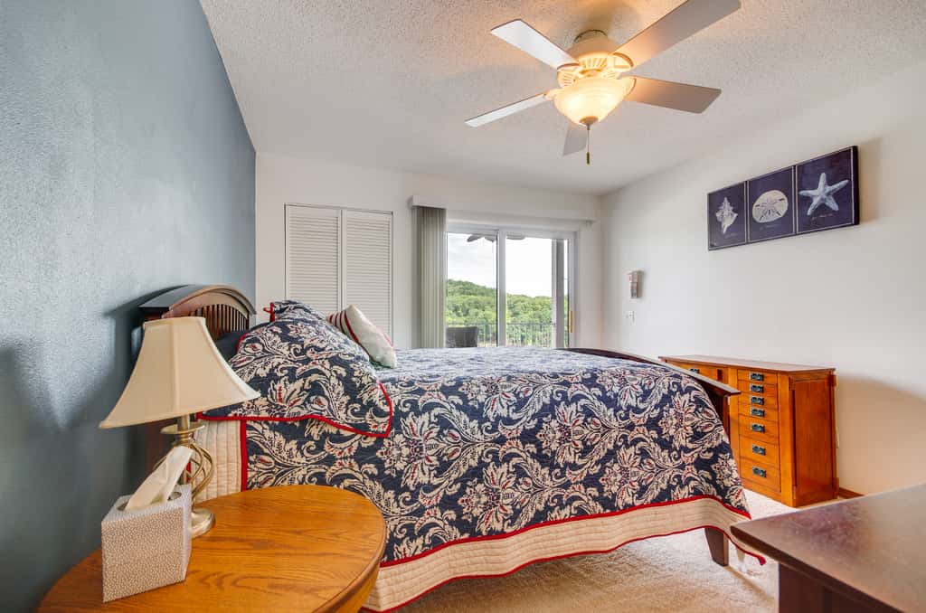 Cozy Lake Ozark Condo Rental w/ Grill, Pool Access