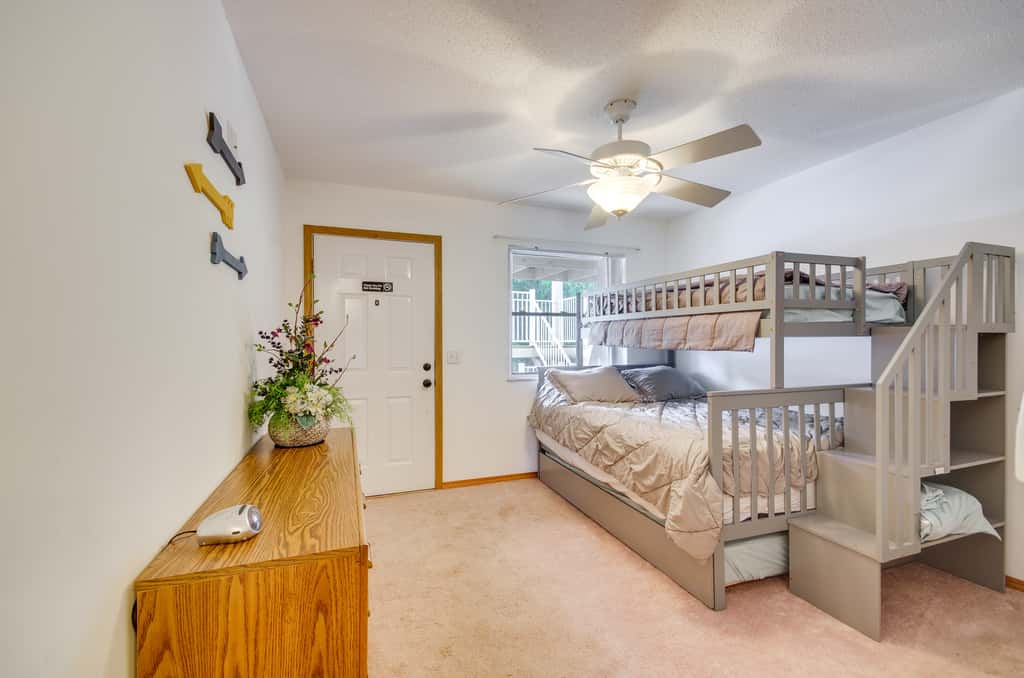 Cozy Lake Ozark Condo Rental w/ Grill, Pool Access