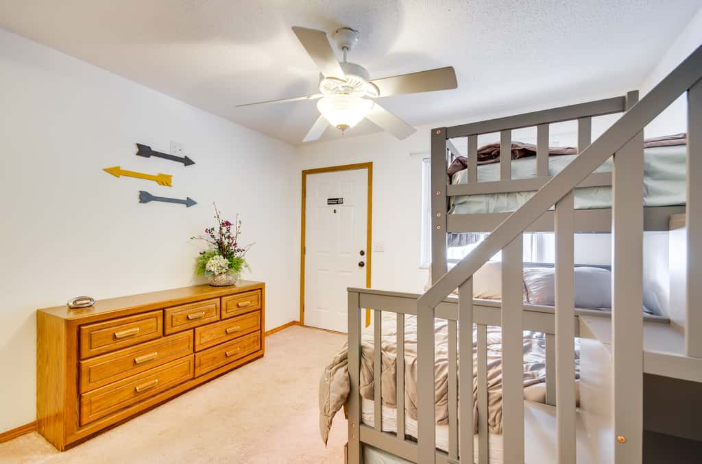 Cozy Lake Ozark Condo Rental w/ Grill, Pool Access