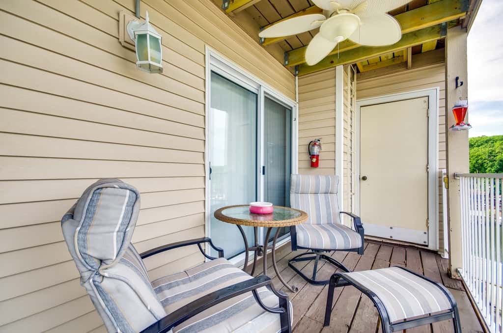 Cozy Lake Ozark Condo Rental w/ Grill, Pool Access